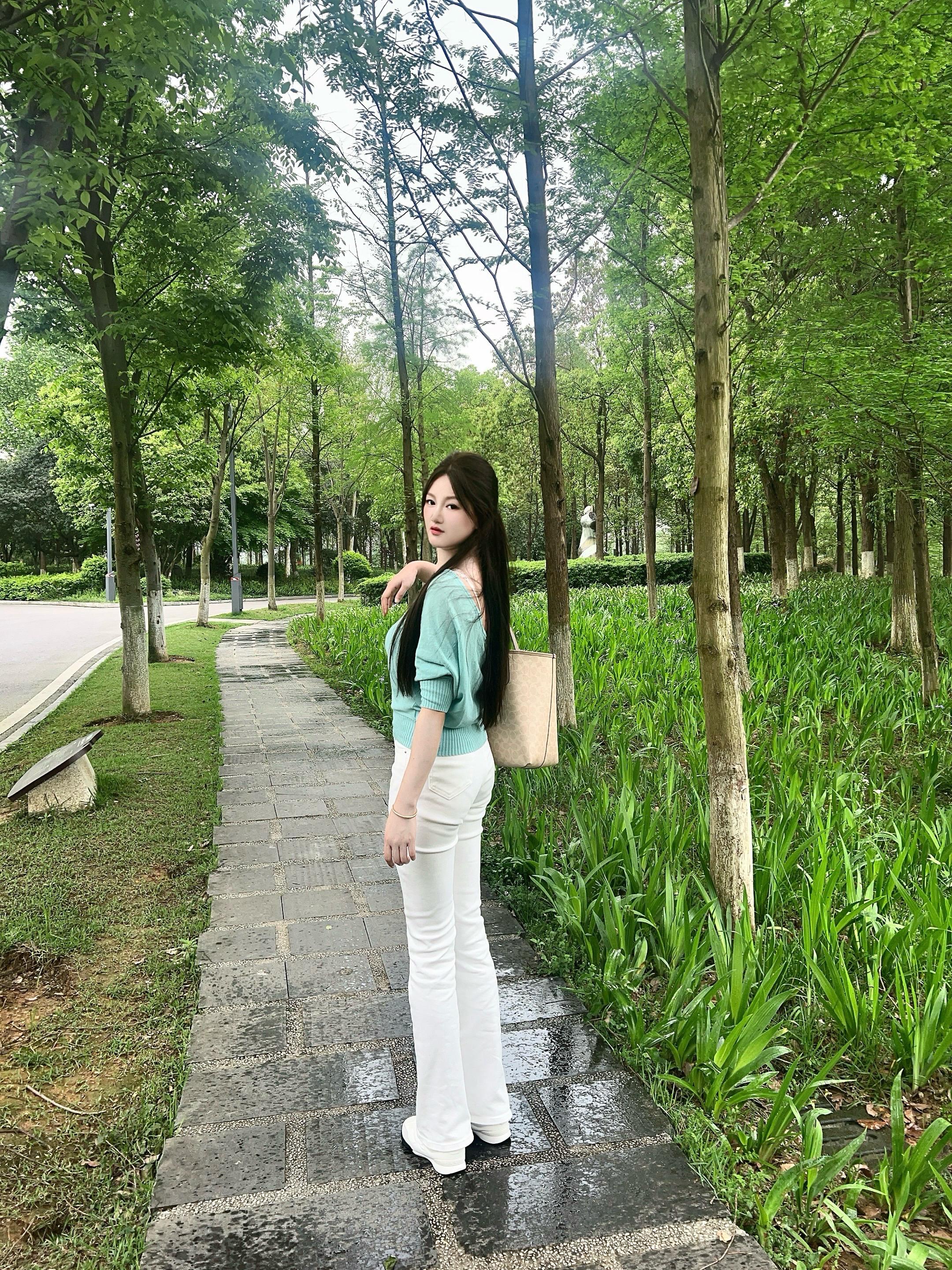 这个世界应该是有趣的，不然我也不会整天想着玩