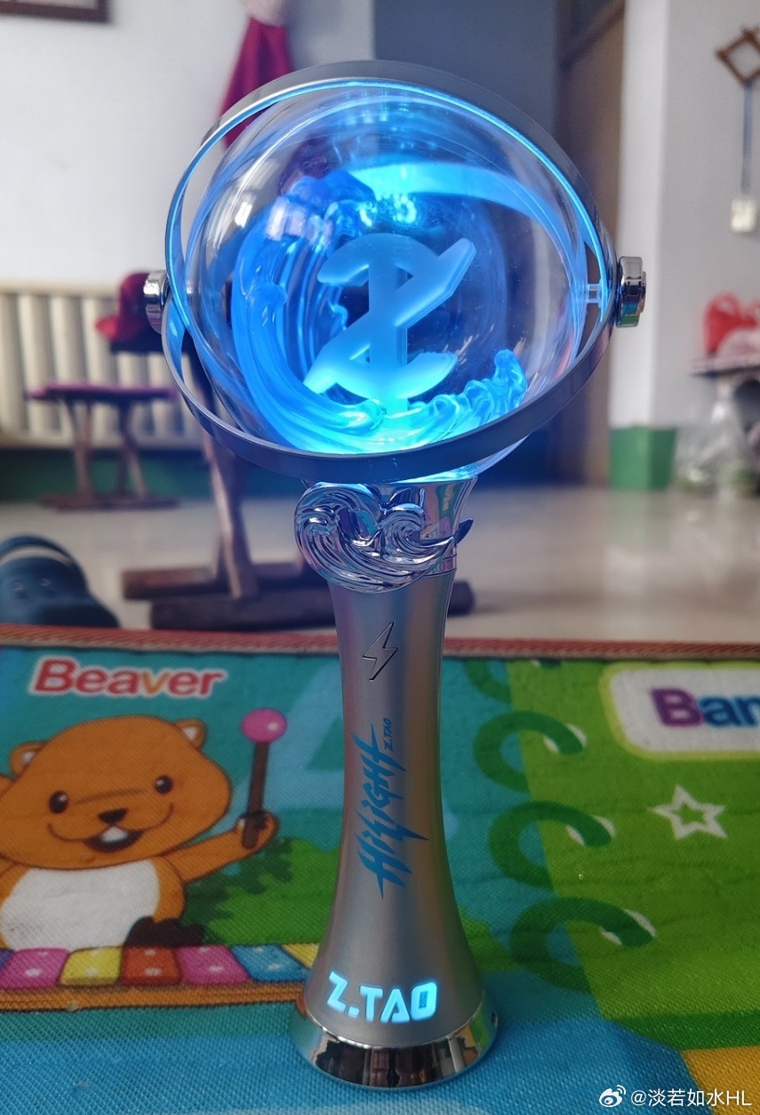 黄子韬 海浪们都看好了应援棒，中间不亮的都是坏的，赶紧去换，像我这种都是坏的