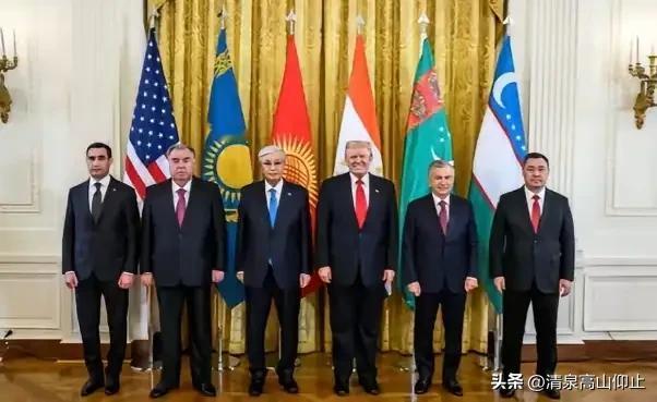 这就是区别！

今年7月份，特朗普在白宫会见了非洲五国领导人，集体站在身后！
