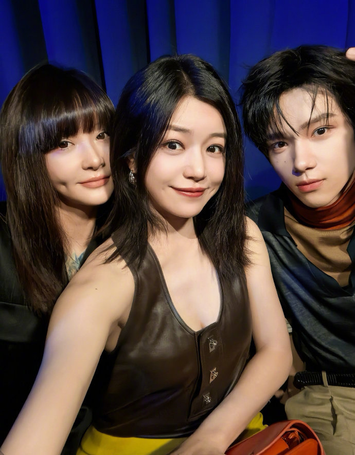 陈妍希李钟硕余承恩秀场合照 次元壁破了！晒与李钟硕、余承恩、faye的秀场合照，