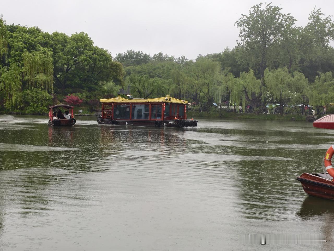 扬州廋西湖为什么是瘦的，看起来很大呀！把我的脚都走疼了。

风景真是美，说不出的