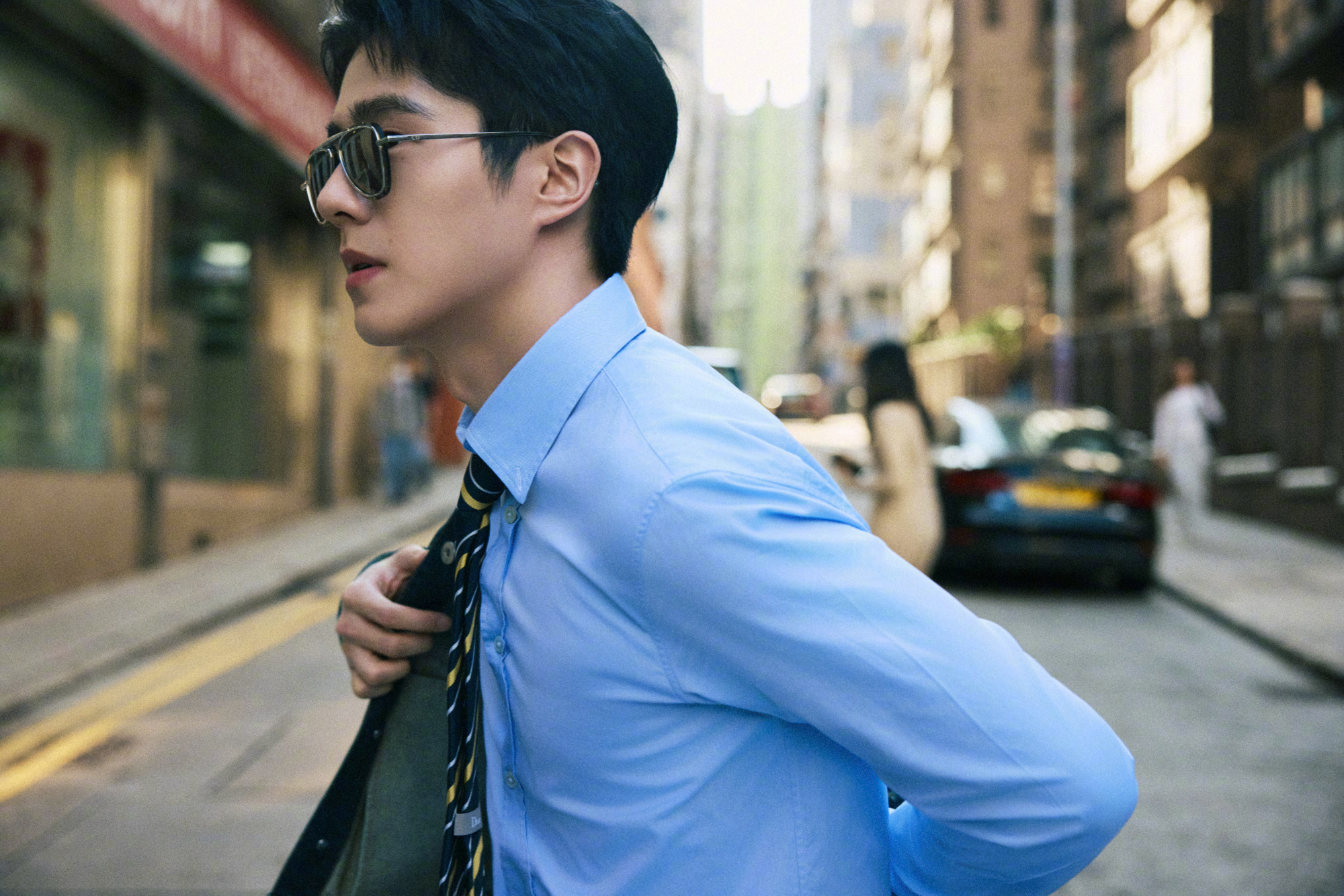刘昊然 in Dior 📷  牛仔套装，蓝衬衫、条纹领带… 依旧这般清新俊朗，