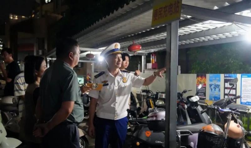 #广东多地夜查电动车#【直击广东多地夜查电动自行车：查扣非法改装，整改飞线充电等