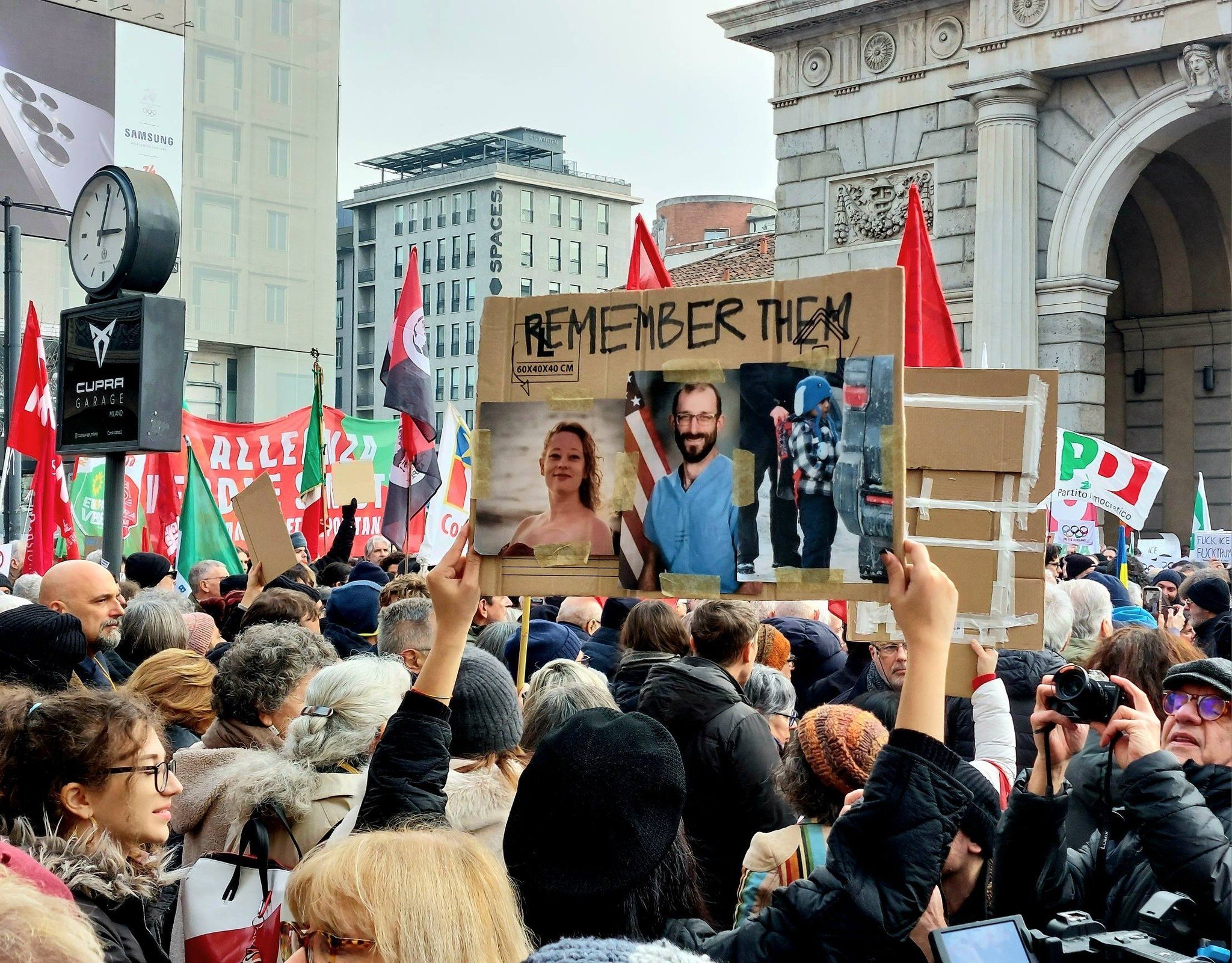 米兰冬奥会临近，数百人在米兰街头声援明尼苏达，抵制ICE（美国移民及海关执法局）