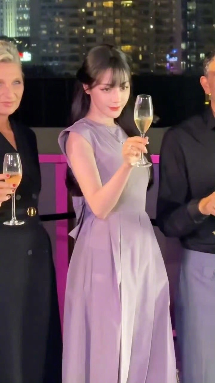 迪丽热巴迪奥大使合影站C都来看这个女王热巴 ​​​