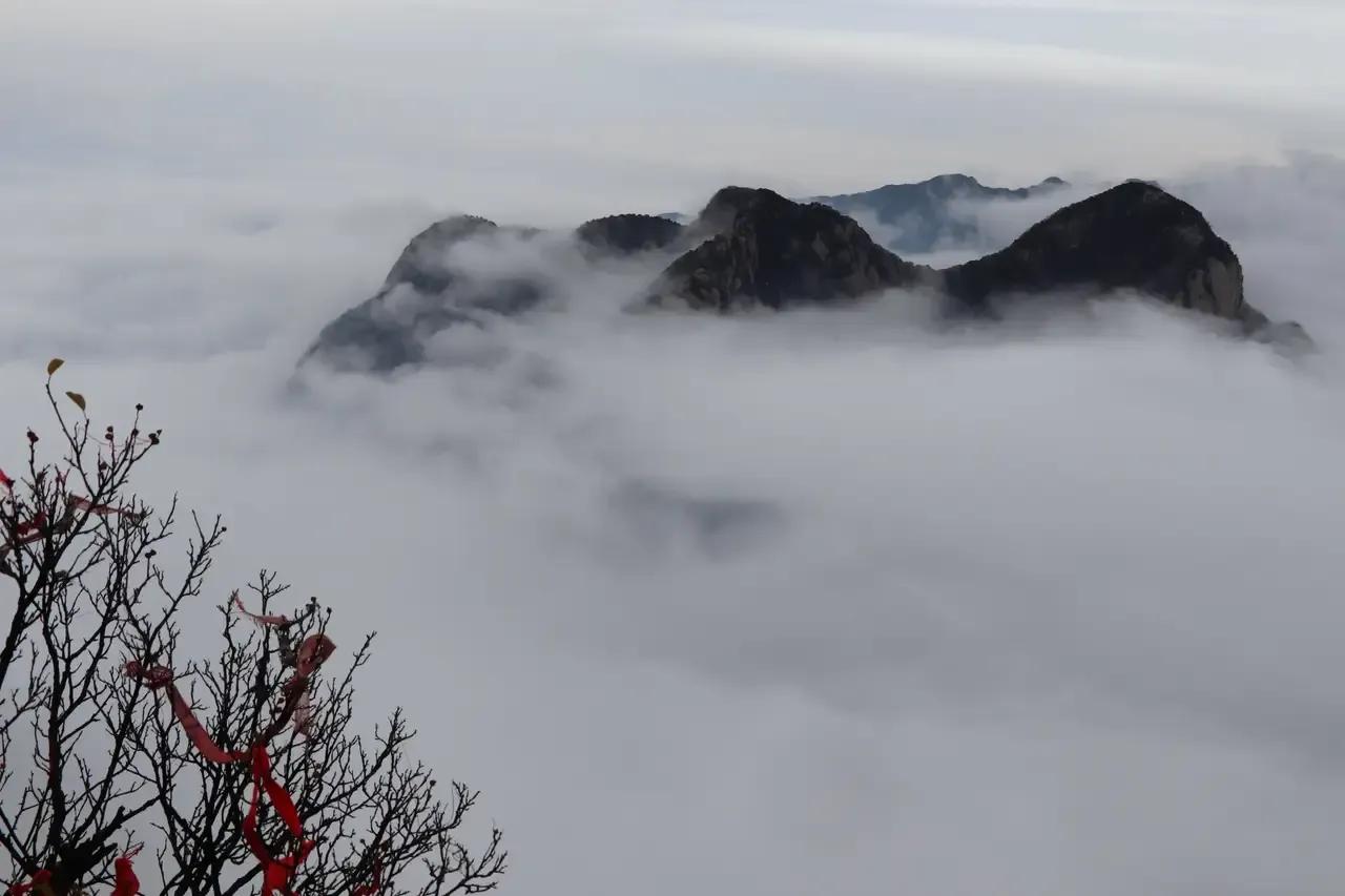 最印象深刻的一次旅行今年十月二十日登华山无疑是对我印象最深刻的一次旅行。从北峰到