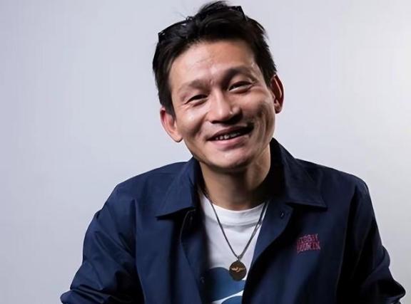 有一次，张艺谋问余皑磊：“有个男三号，演不演？”他接了，结果没火。不久，张艺谋又