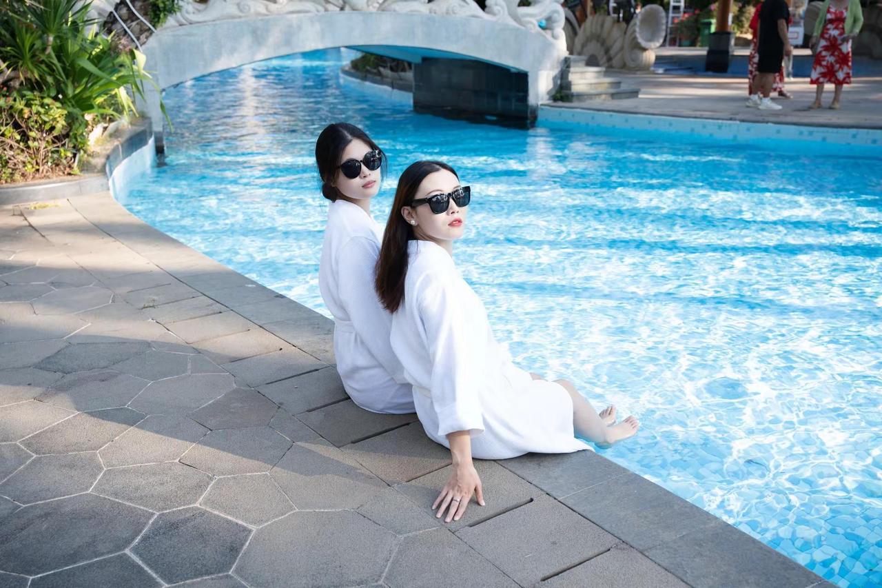 浴巾一束 世界首富！墨镜一带 谁能不爱！姐妹成对快乐加倍！