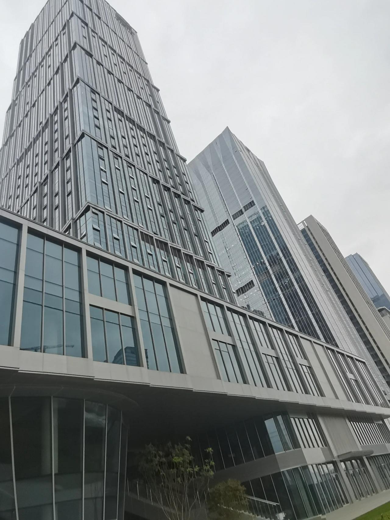 巫家坝春城路工程这段时间都是白天很少有人动工干，一到晚上又觉得特别忙，很赶时间的