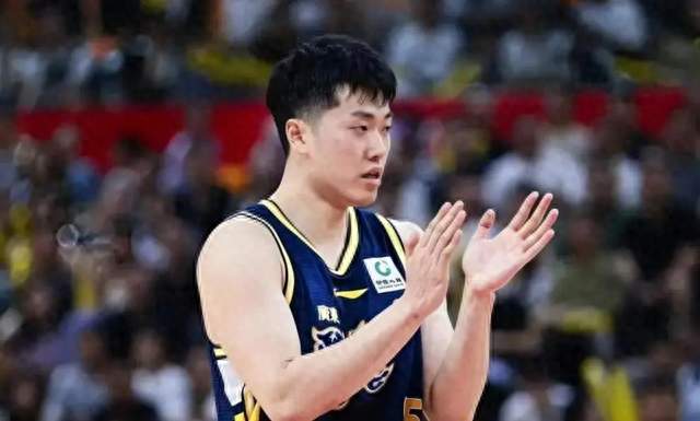 广东男篮险胜深圳，黄明依被重点培养，杨溢爆发张皓嘉表现糟糕