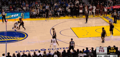 这种节奏谁能顶得住？
哈登这招胯下变向连招真是联盟一绝啊！
看看这个球：哈登面对