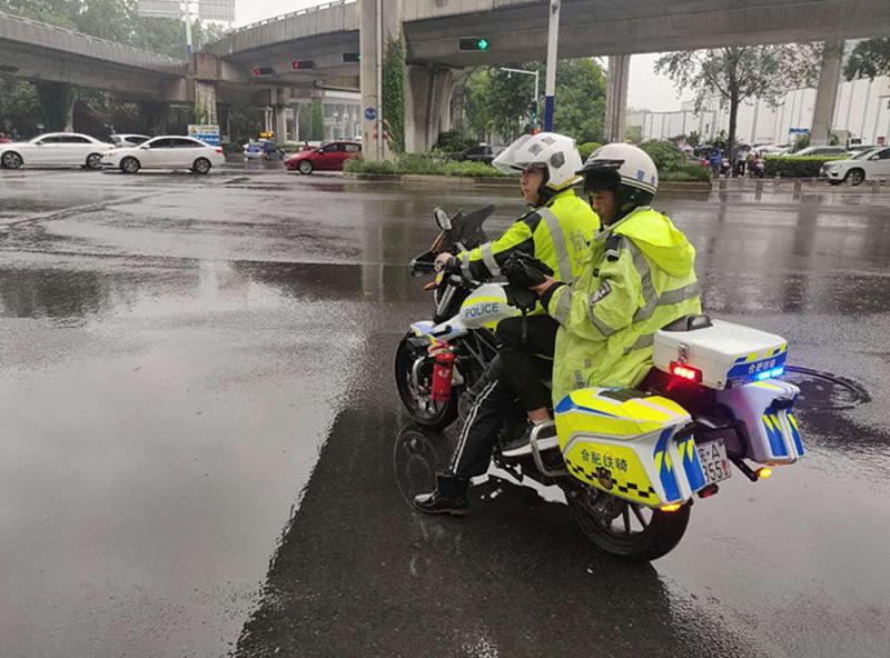 上周下班走潜山路，短短20分钟就见3辆无牌电摩被拦，骑手清一色掏出来超标合格证，