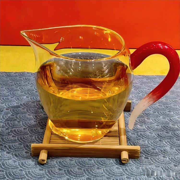 《静待茶真·五律体》
炭火燃炉沸水狂，新芽怯浪翠痕伤。
世人惊色浮华艳，茶客凝心