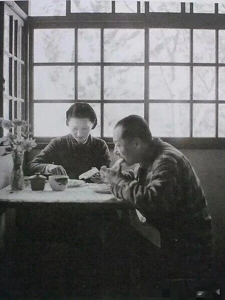 这张照片拍摄于1947年，拍摄地点是台湾新竹县五峰乡桃山村的井上温泉疗养所。照片