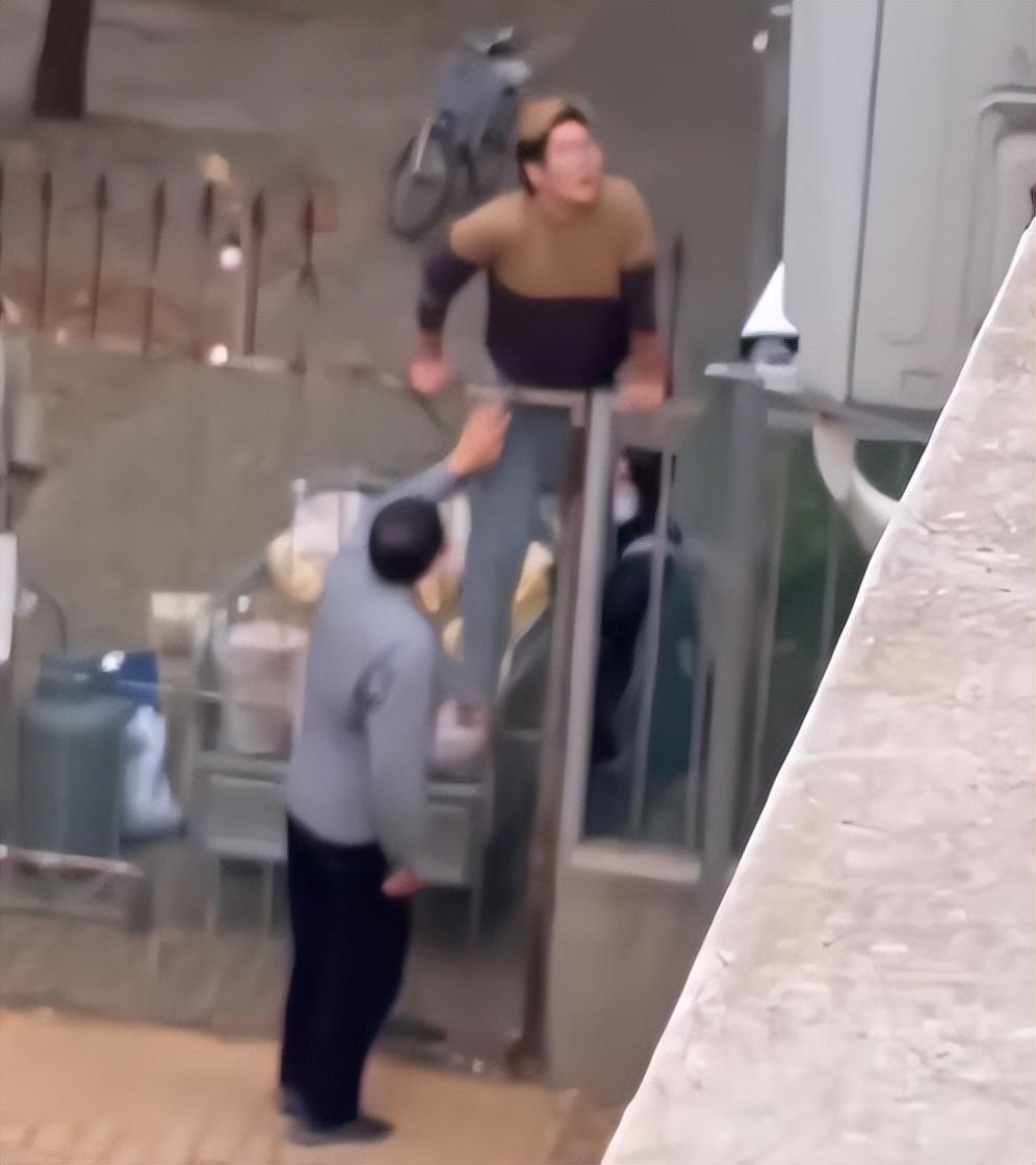 2022年11月的一天，一个黄发男子突然闯入一所学校的校园里。他瞪大了眼睛，一直