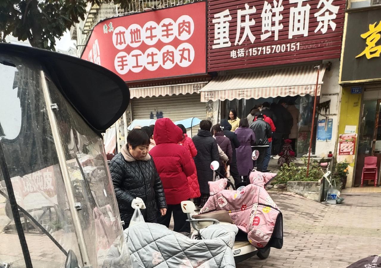 为了省事，我经常到农贸市场买加工好的饺子皮，4元一斤，没想到今天这么多人排队买饺