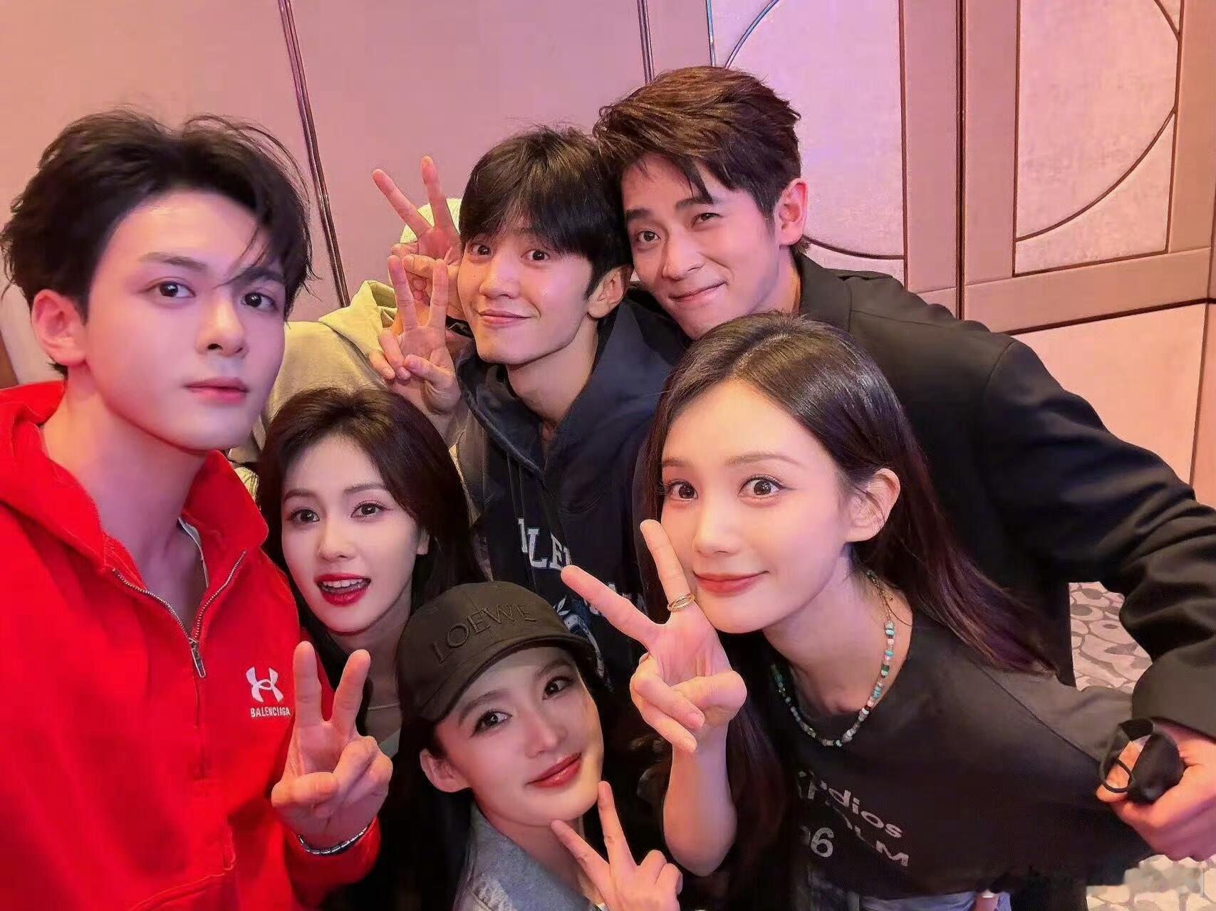 白鹿李一桐李沁合照 白鹿李沁李一桐……这张6人合照封神❗️||曾舜晞发了他和白鹿