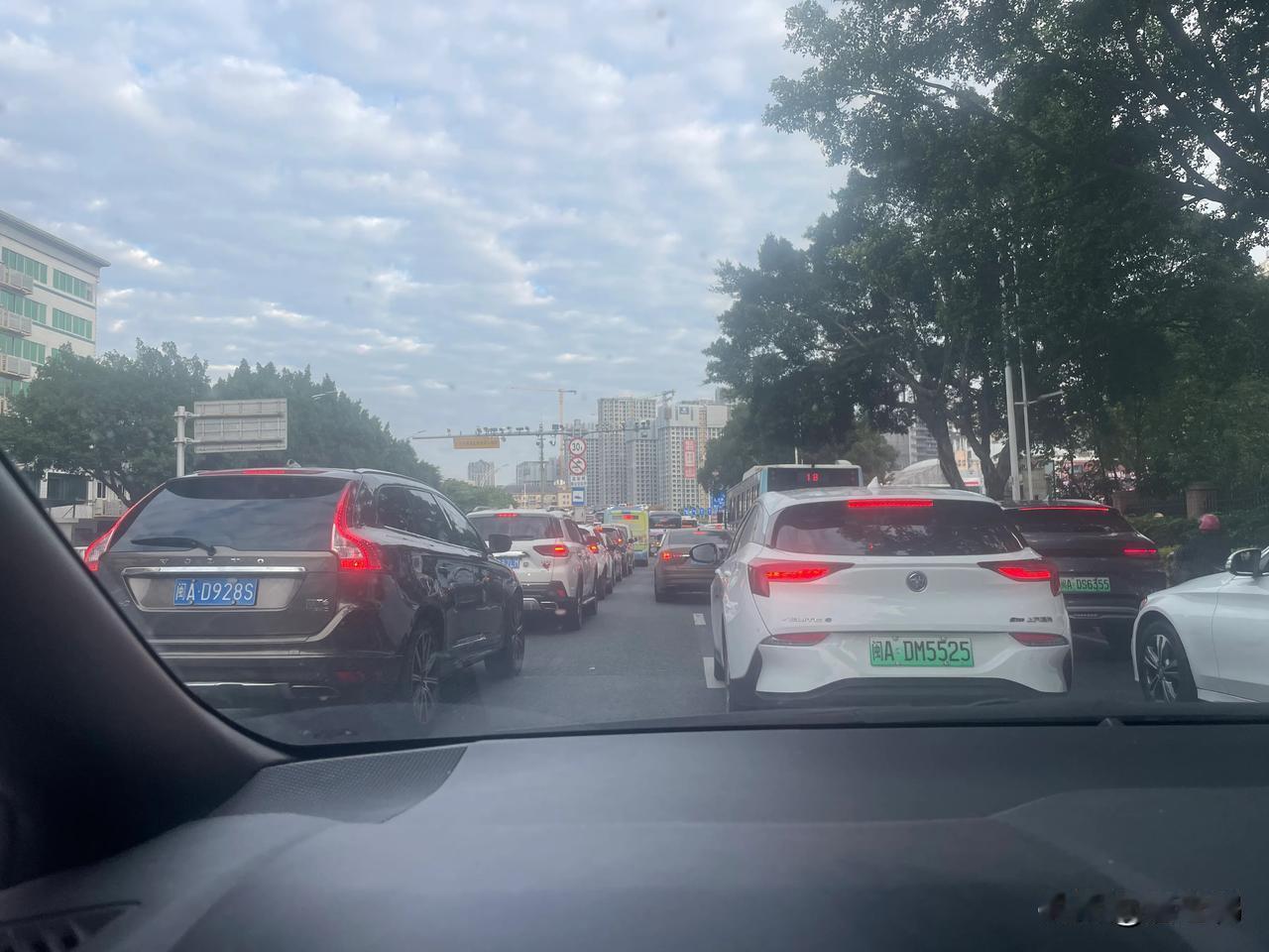 福州宝龙万象城门口，星期一的早上7点50分，堵车路况，前后都堵好长啊，早上7点2
