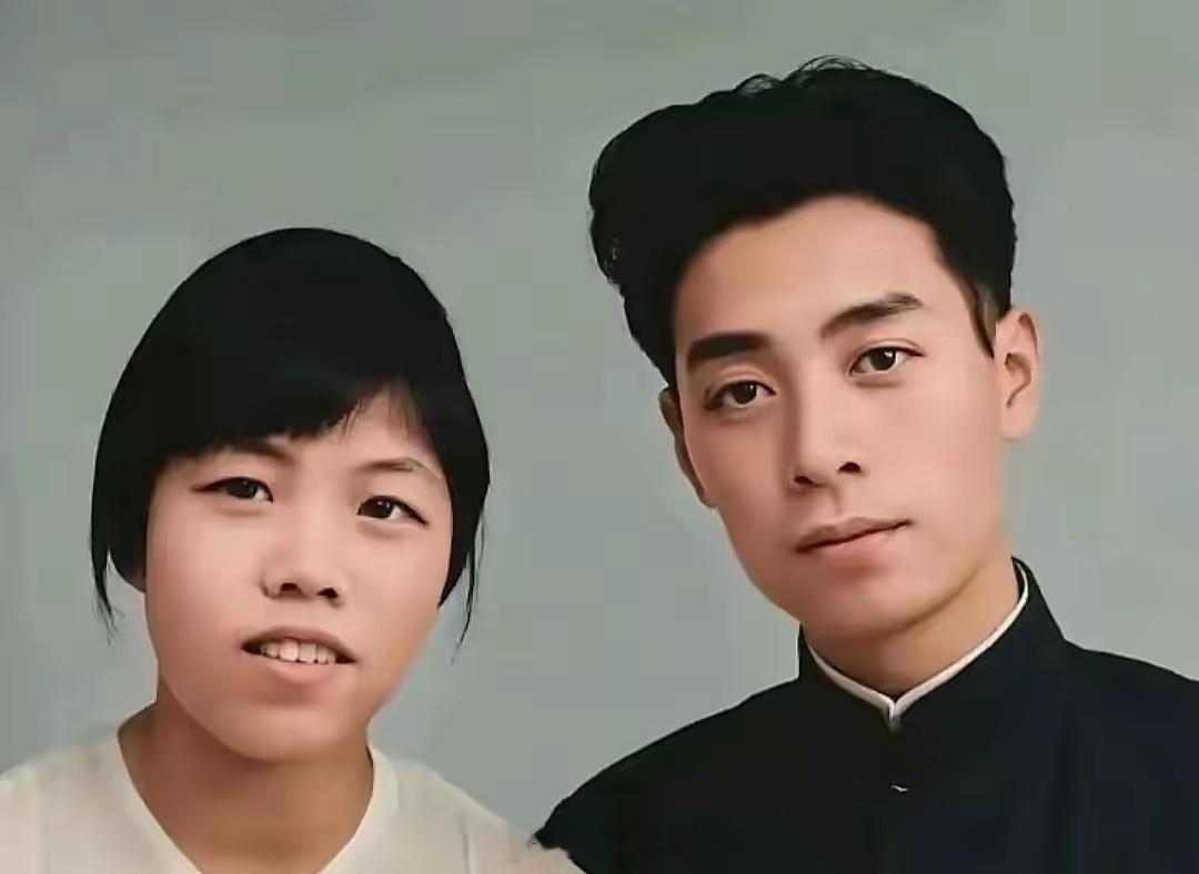 周总理与邓颖超大姐青年时期的合影。 ​​​