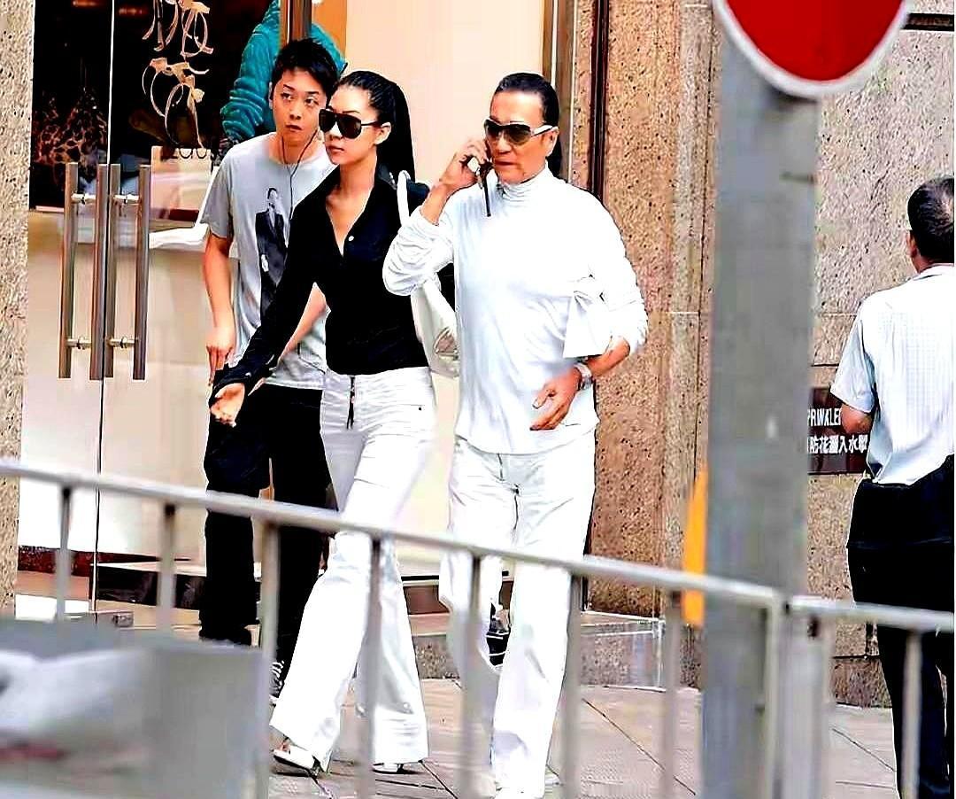 给大49岁的男人12年青春，41岁回老家开直播，她说那笔传说中的钱根本不存在。