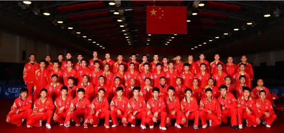 考古国乒2009大合照，林高远藏在这儿✨
 
考古到2009年国乒大合照啦！这是