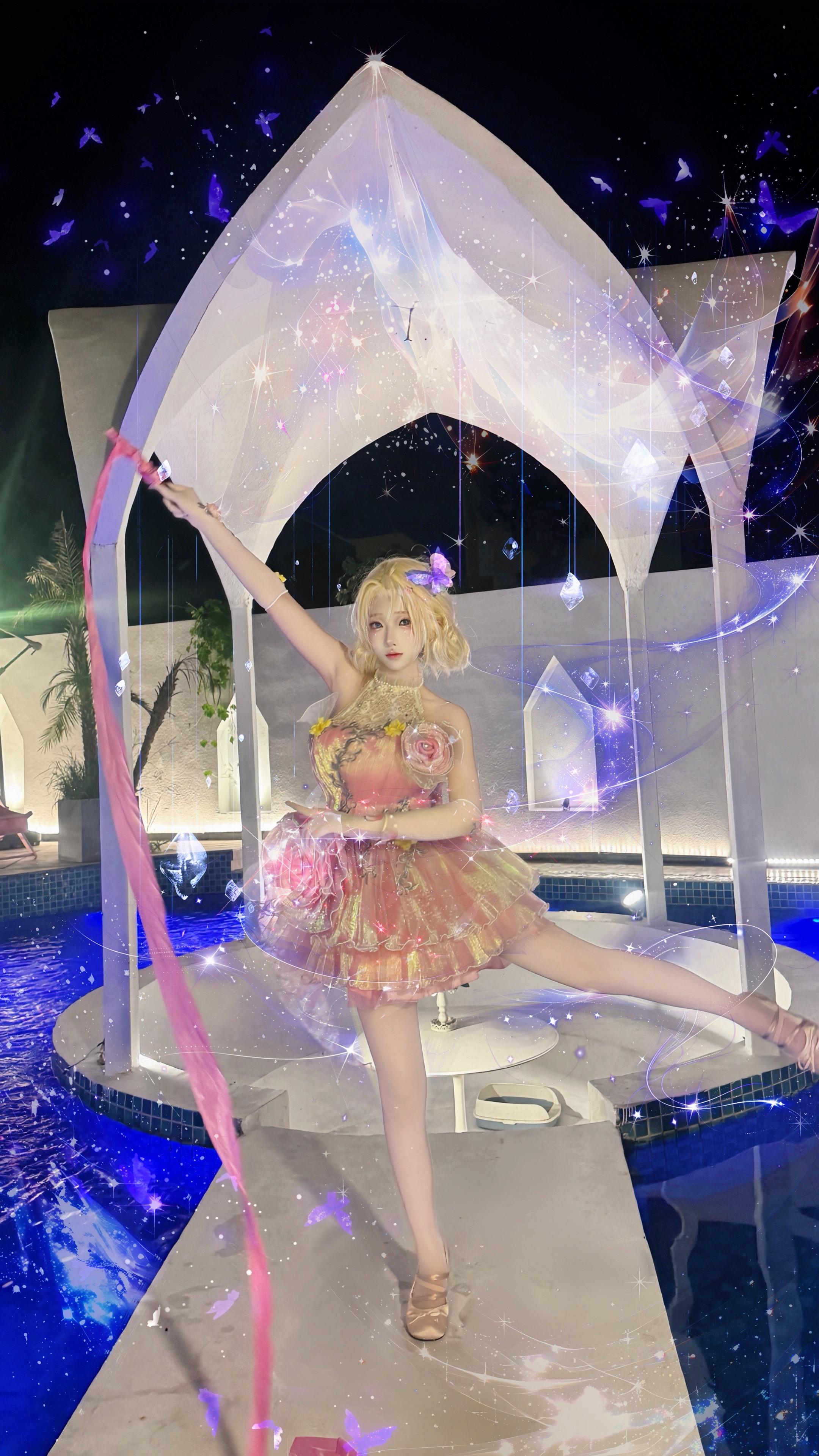 光影交织中独一无二的玫瑰。