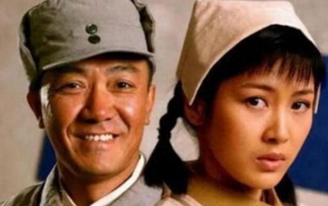 12年前，身家50亿的温州首富周旭辉，瞒着原配妻子看上“李云龙”的老婆童蕾，在金