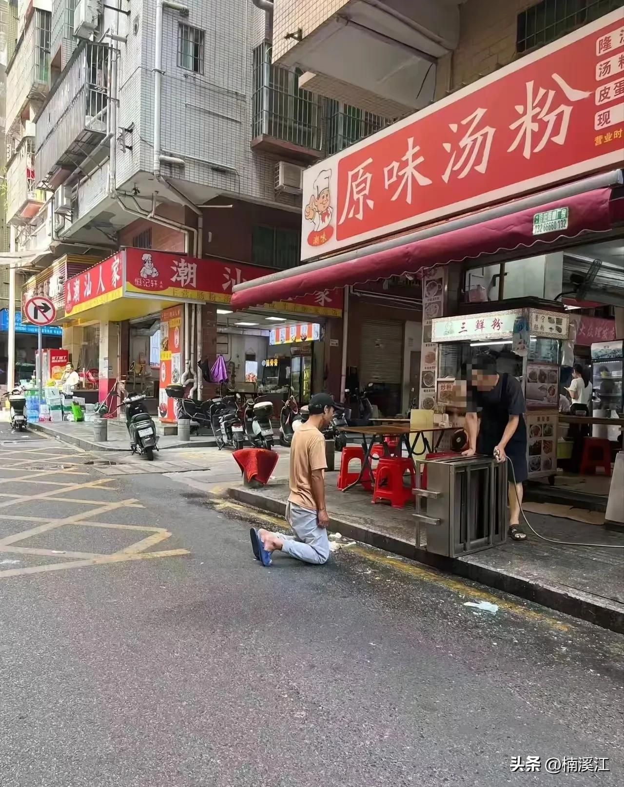 这名“老哥”看起来四五十岁年纪，衣衫陈旧但不算褴褛。他先是走到汤粉店门口，用带着