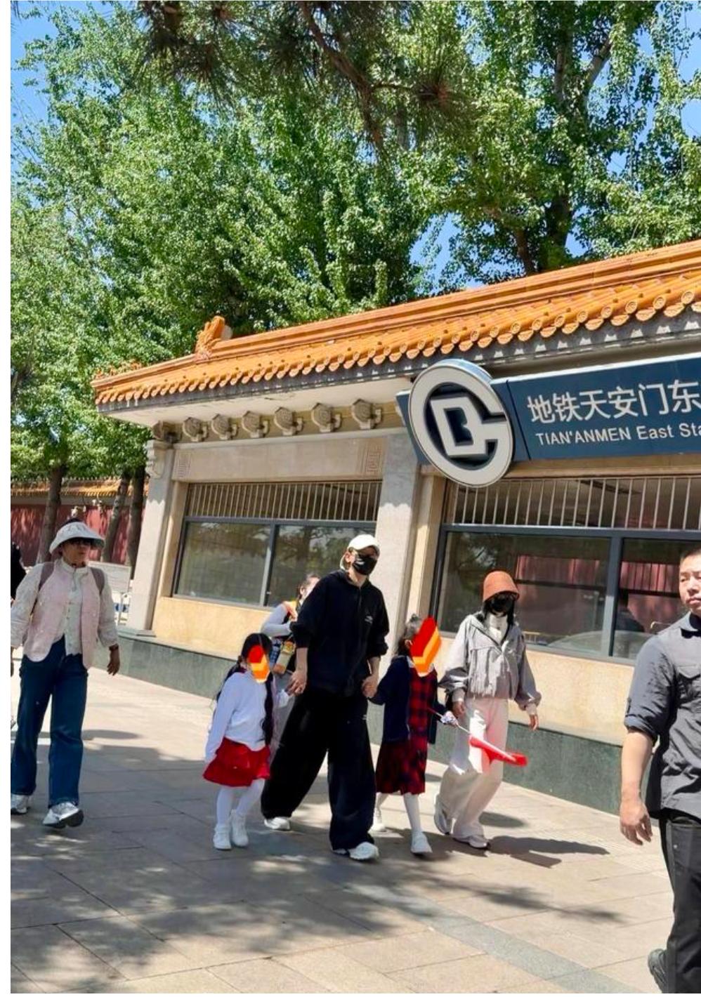 张杰谢娜带两女儿逛天安门，一家四口，手牵着手，好温馨，幸福。