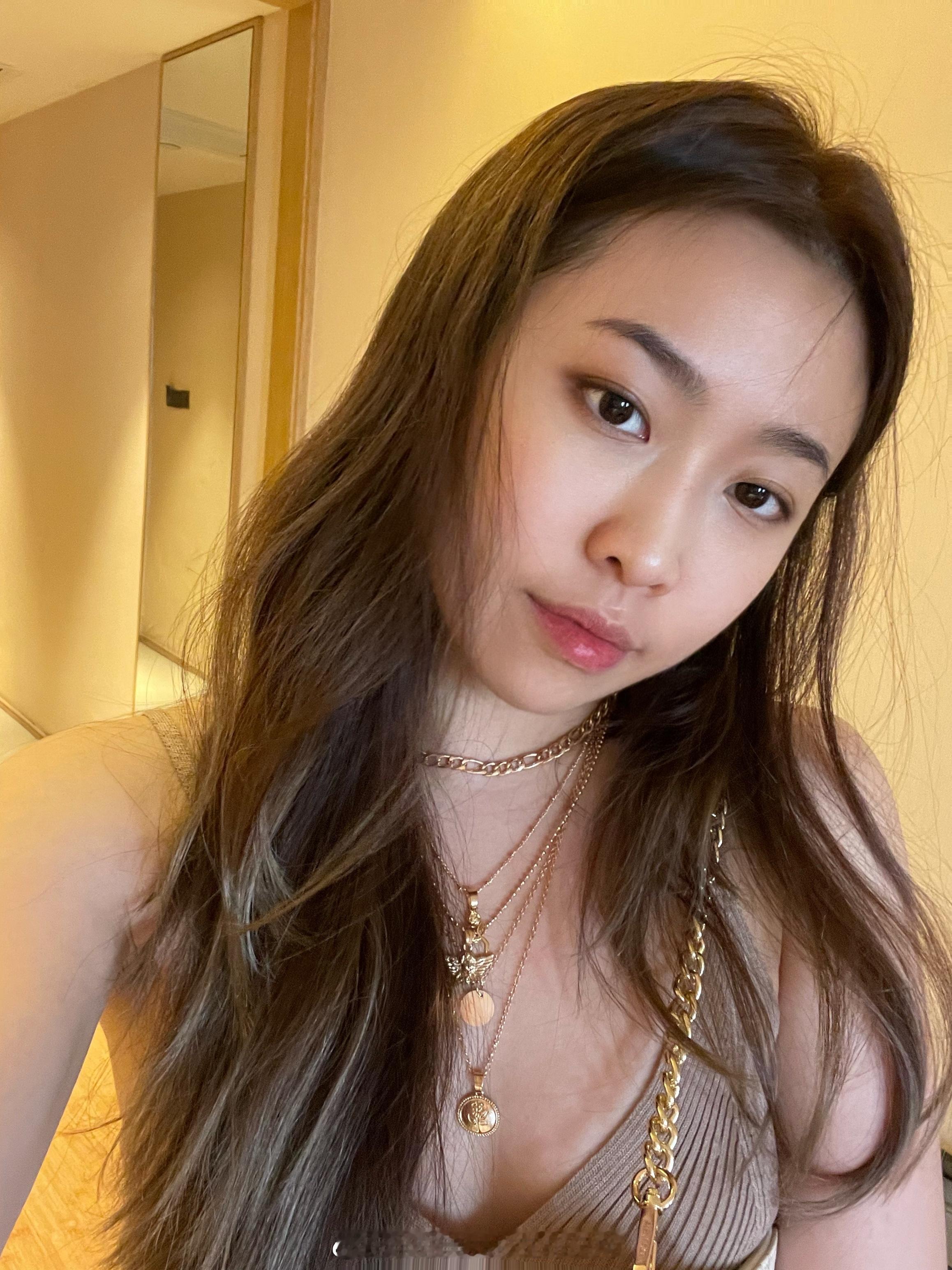 微博：姓名：傅怡祯学校：伦敦艺术大学 牛津大学专业：本科年级代表女装设计 心理学