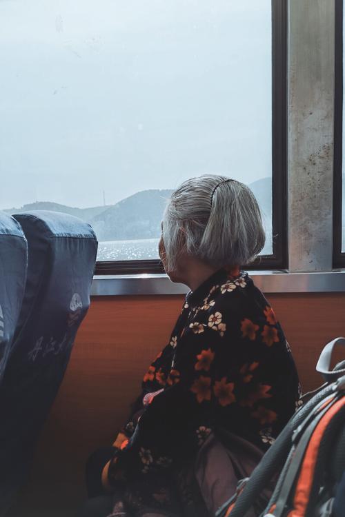 在我们老家，大家都管外婆叫“家家”。这一称呼格外亲切，喊起来便觉温暖又安心。
不