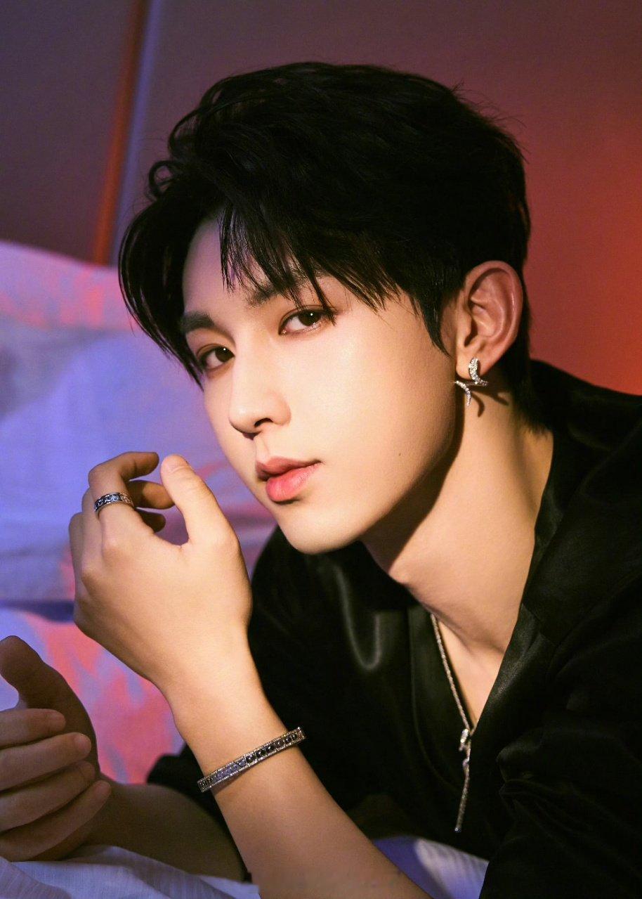 郭俊辰熟男气质藏不住了谁懂郭俊辰的熟男转型暴击从奶气十足到男人味爆棚，这种循序渐