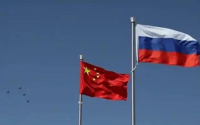 美国这盘棋下得真叫一个阴。俄乌打到现在，早就不只是坦克导弹的对轰，而是变成了拼后