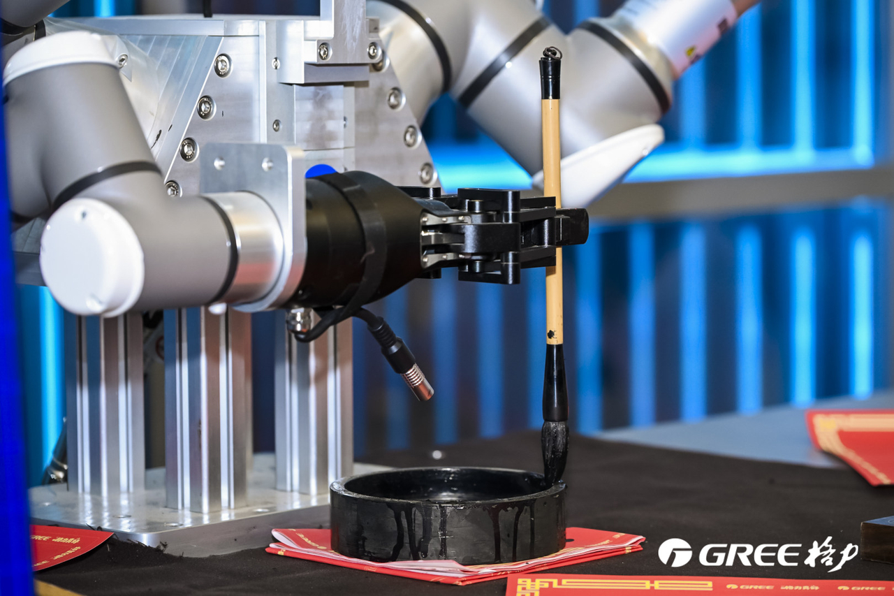 给大伙儿揭秘一个冷知识：不光造空调！这次 董明珠的Ai全家桶亮相AWE ，展区内