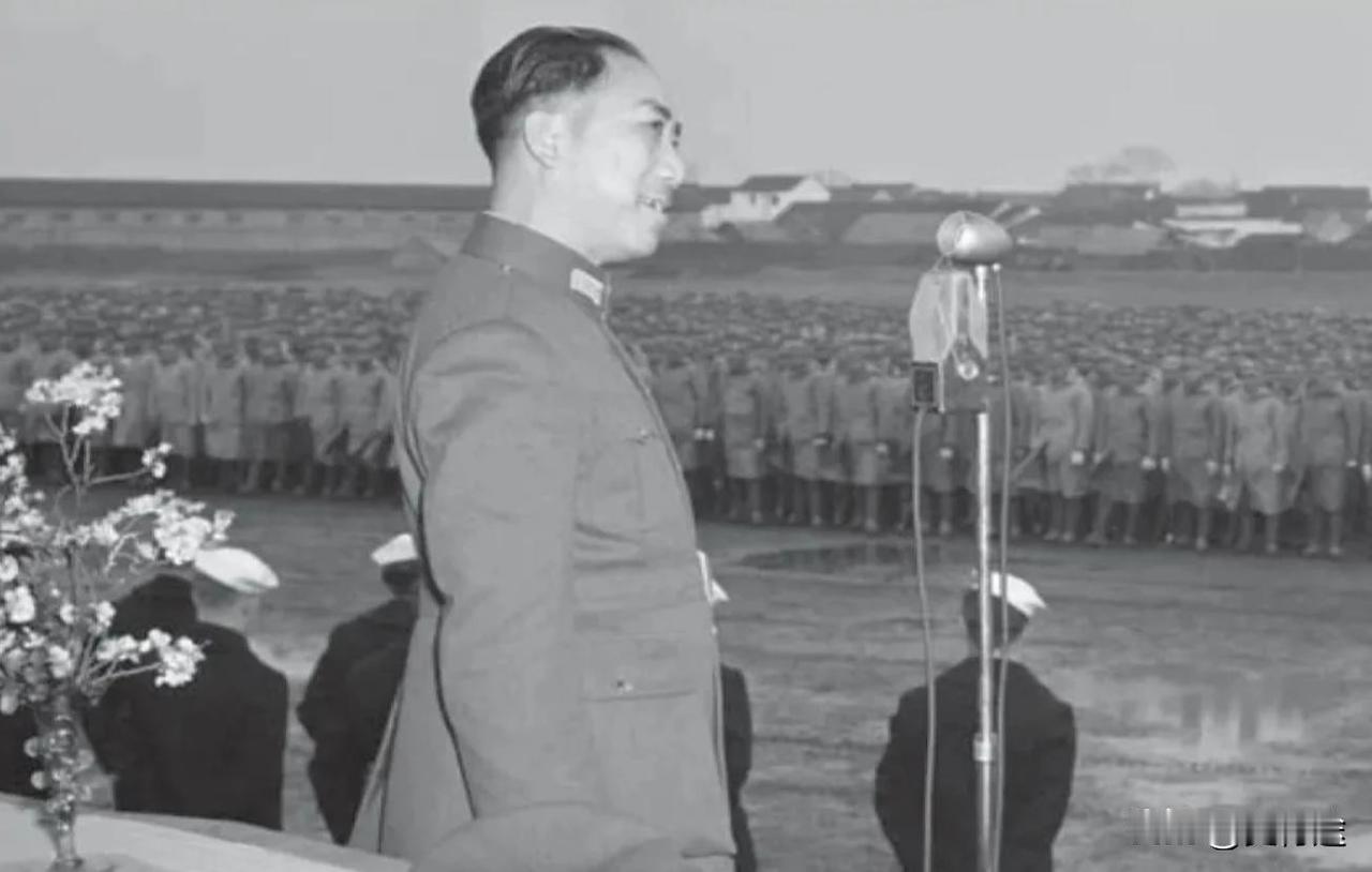 1946年2月17日，苏州，戴笠戴雨农在召开的军警大会上讲话。此刻的戴笠真的是威