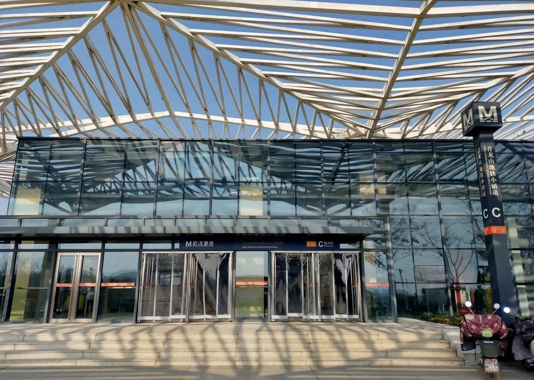 地铁7号线的尽头
坐上地铁7号线到终点站青龙山地铁小镇，往北出站是一个名叫“大青