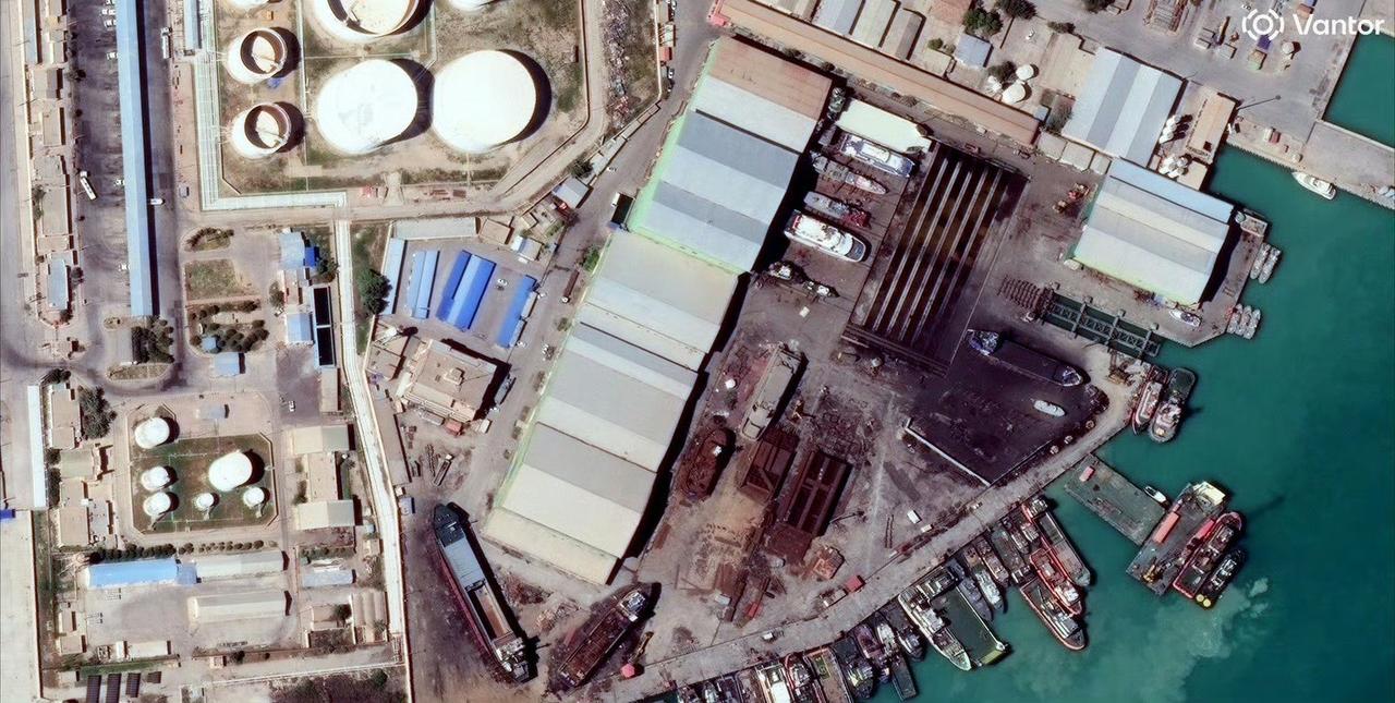 卫星图源证实伊朗布什尔军港遭精准打击，核心设施全毁！
 
Vantor最新卫星图