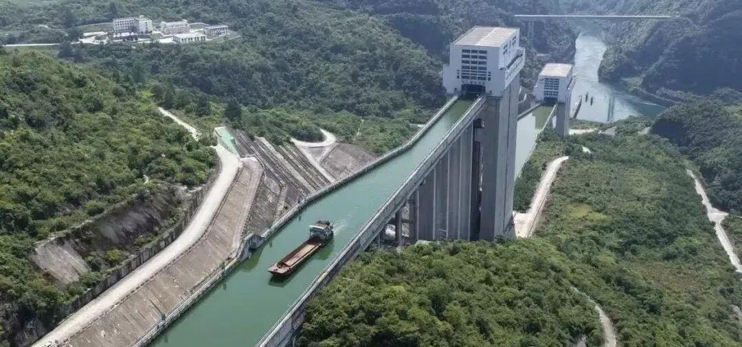 货轮坐电梯翻大山
 贵州构皮滩，你可能没听过，但它的通航工程实在是牛，货轮坐电梯