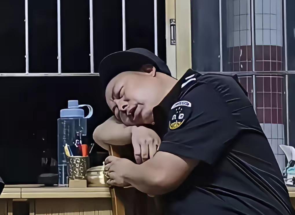 想杜绝夜班保安打瞌睡，光靠高薪根本没用

不少老板觉得，只要工资开得高，保安熬夜