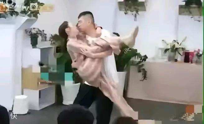 真是够够的了
一个55岁的陈建斌，一个50岁的蒋勤勤
整天在节目中抱在一起狂啃秀