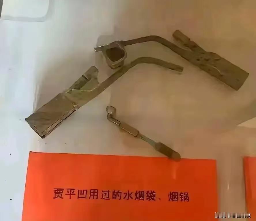 真是荒唐！草鞋、草帽、理发推子、烟袋锅都能进文学馆，是致敬还是“活人立祠”？
