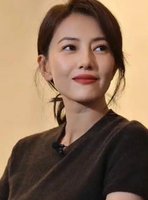 高圆圆的成长故事如今被大量文案包装成家庭教育的范本，出身航天大院，父兄皆是清华毕