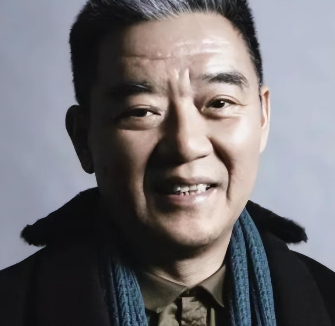 [微风]1990年，李立群从台湾回到大陆，找到了同父异母的大哥，见到大哥家一贫如