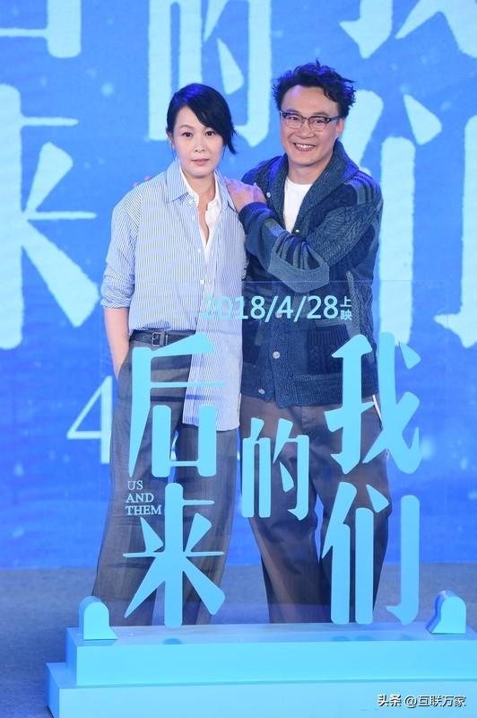 近日单依纯演唱会迎来惊喜，陈奕迅悄然现身观众席。他戴着黑口罩和鸭舌帽，身体前倾双