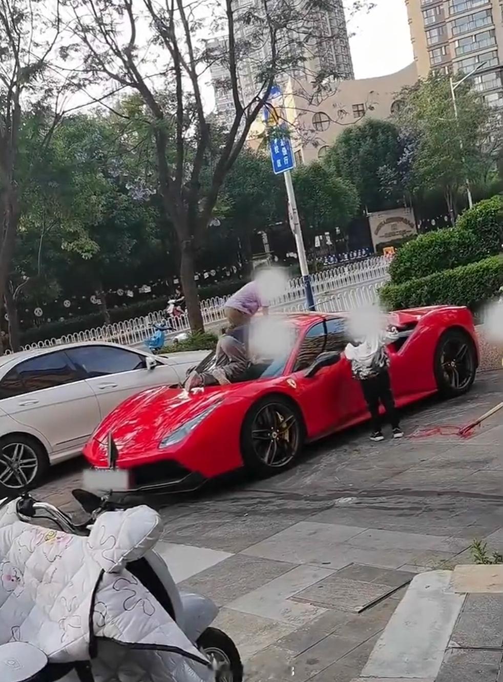 法拉利被4个孩子当滑梯玩说到底还是家长管教不严，哪家正常孩子会把车当滑梯玩，而且