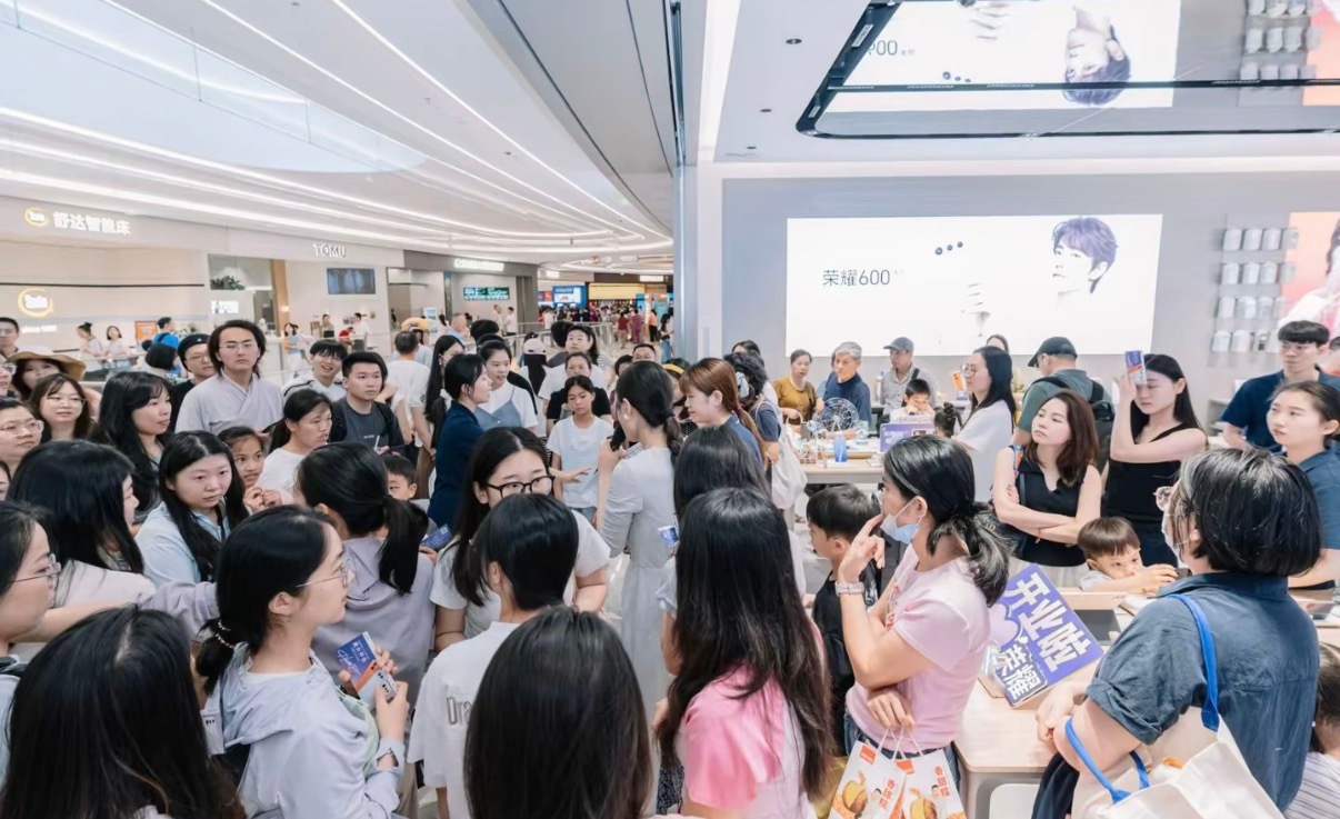 高考结束，荣耀门店也上演了“毕业生专场”！看到高考毕业生扎堆买幸运星手机，理由很