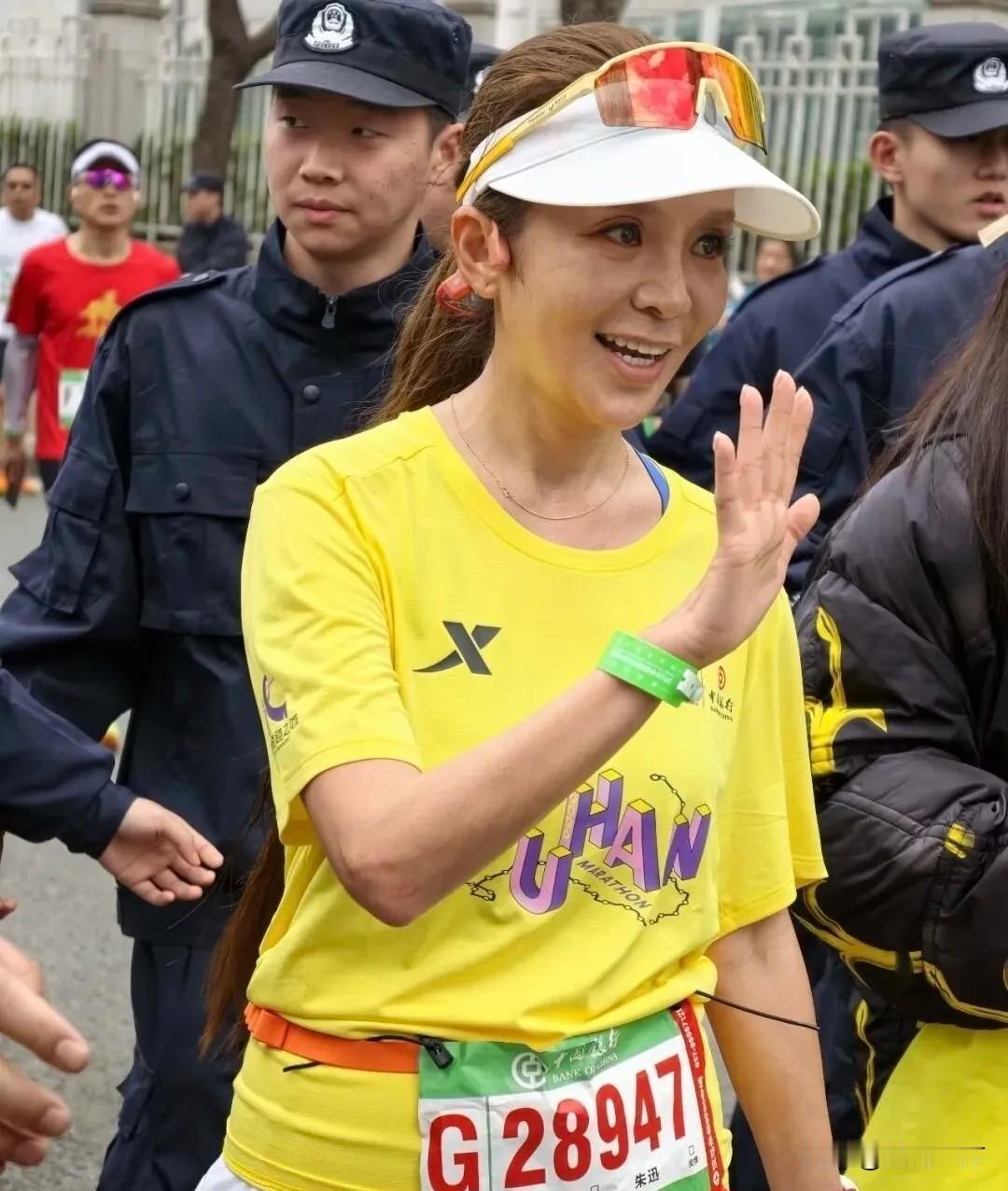 朱迅亮相汉马：以脚步致敬武汉，用真诚圈粉全城
 
央视主持人朱迅以公益配速员身份