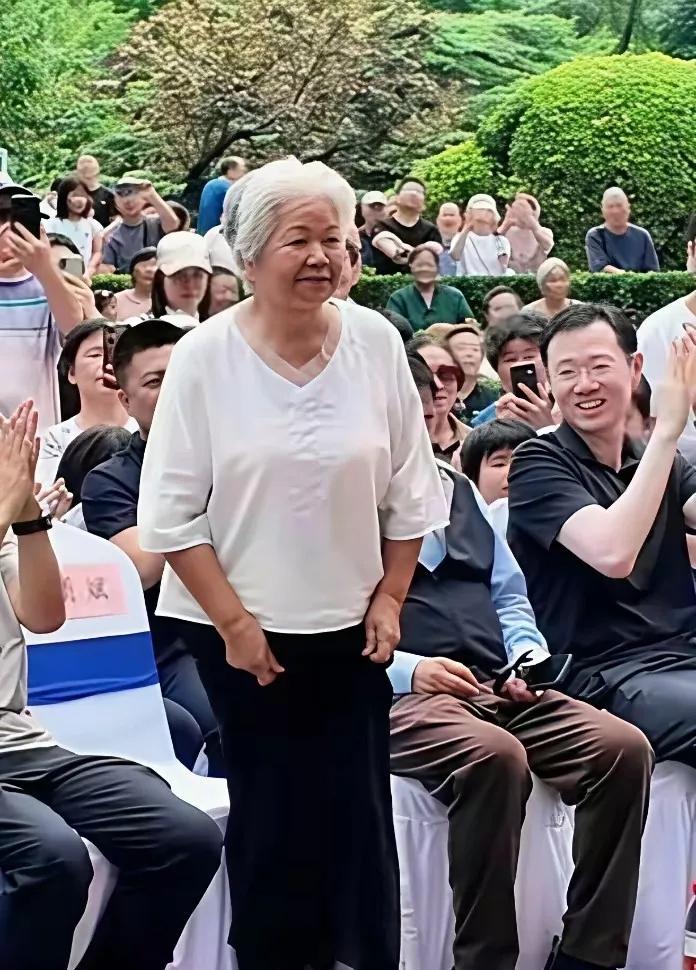 前央视“国脸”邢质斌，曾凭端庄气场、字正腔圆播音腔成几代人记忆。退休后有商业活动