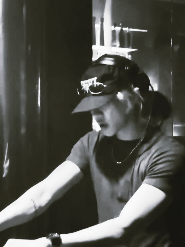 所有人。。感受徐明浩黑t打碟身材🥵徐明浩黑t打碟