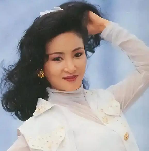 狄波拉面相自带贵气像富家小姐，谁能想到她是弃婴出身，全靠自己拼出一生
 
195